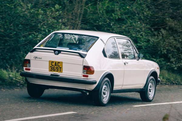 Alfasud беше толкова очевиден кандидат за  хечбек, че е трудно да се разбере защо бяха необходими  цели 11 години на Alfa, за да го направи по този начин. Единствената теория, която можем да приемем, че моделът се е продавал толкова добре, че фирмата не е виждала необходимост за промяна към по-скъпо производство.

Volkswagen Golf (също от Italdesign) беше този, който наистина прокара идеята за трета/пета врата в този размер кола. И това стана три години след пускането на тази  Alfa.